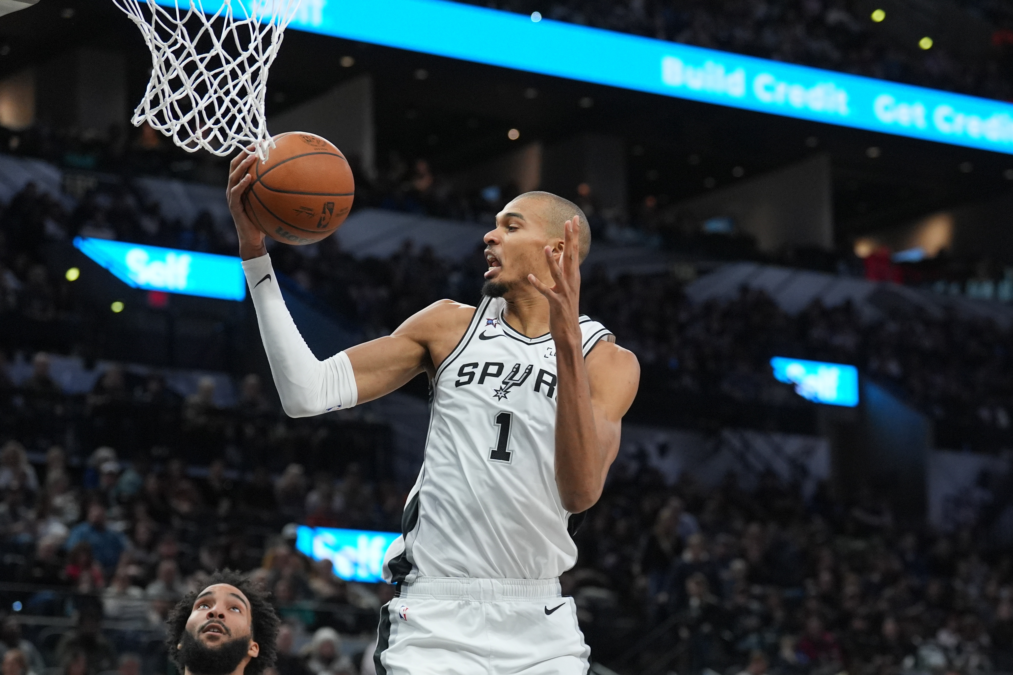 博彩评测-最后时刻铁血补扣！文班三分7投全失&amp;下半场10连铁 仅14分10板0帽